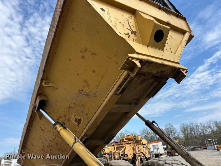 image for item FC5373 1993 Caterpillar D250D articulated haul truck