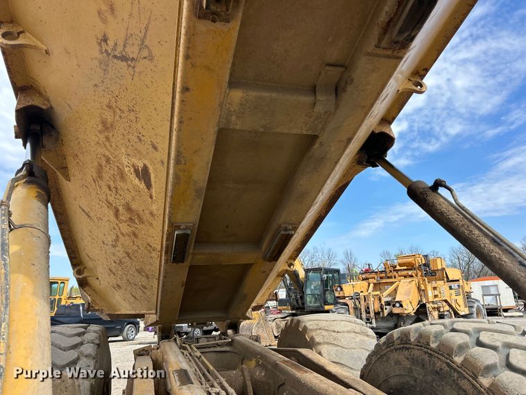 image for item FC5373 1993 Caterpillar D250D articulated haul truck