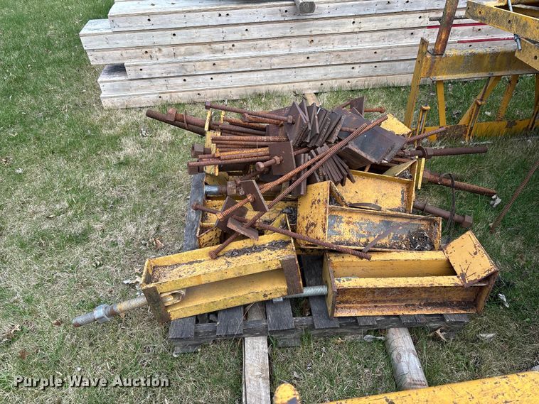 image for item FC5553 1987 Gomaco C-450 bridge deck finisher