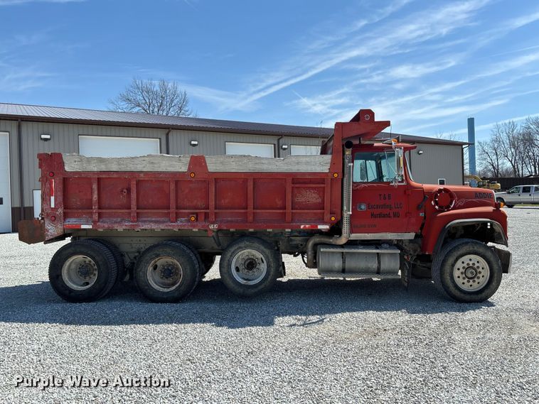image for item FC5558 1995 Ford LT9000 dump truck