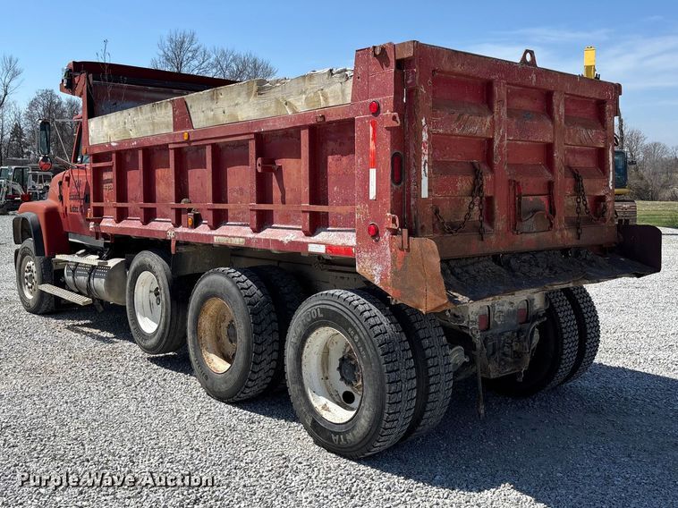 image for item FC5558 1995 Ford LT9000 dump truck