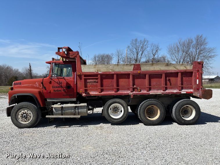 image for item FC5558 1995 Ford LT9000 dump truck