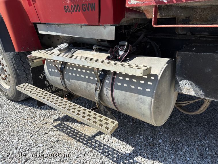 image for item FC5558 1995 Ford LT9000 dump truck