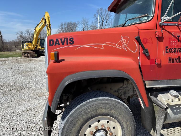 image for item FC5558 1995 Ford LT9000 dump truck