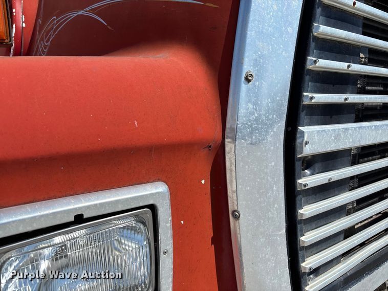 image for item FC5558 1995 Ford LT9000 dump truck