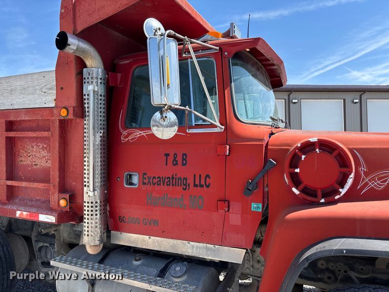 image for item FC5558 1995 Ford LT9000 dump truck