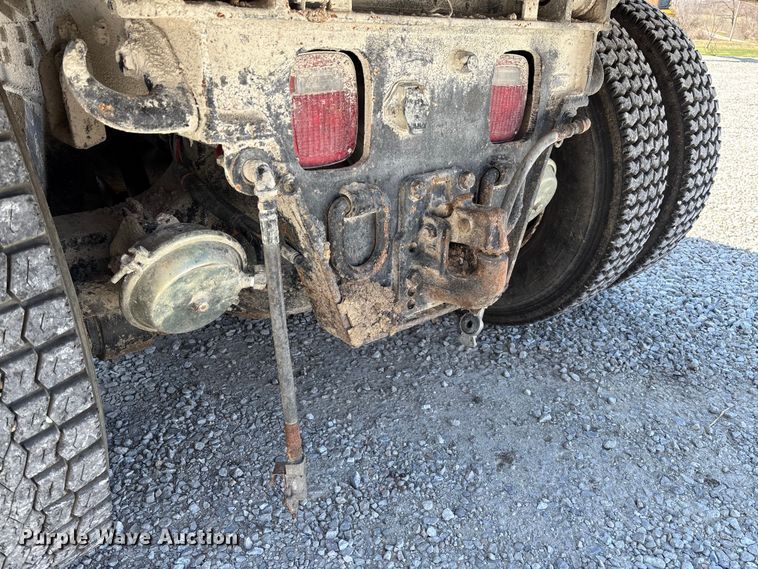 image for item FC5558 1995 Ford LT9000 dump truck