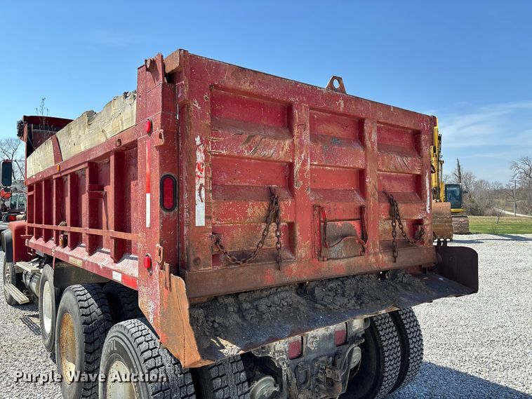 image for item FC5558 1995 Ford LT9000 dump truck