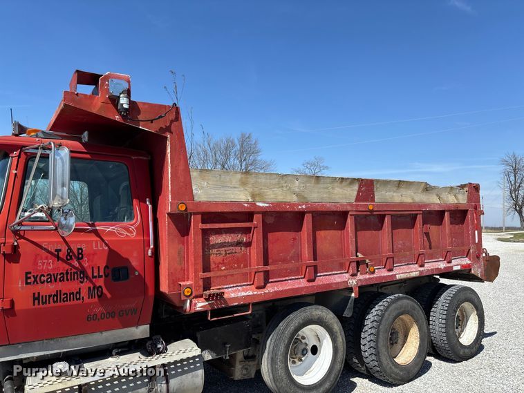 image for item FC5558 1995 Ford LT9000 dump truck