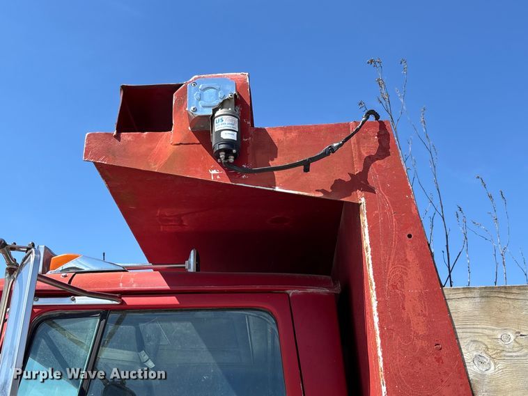 image for item FC5558 1995 Ford LT9000 dump truck