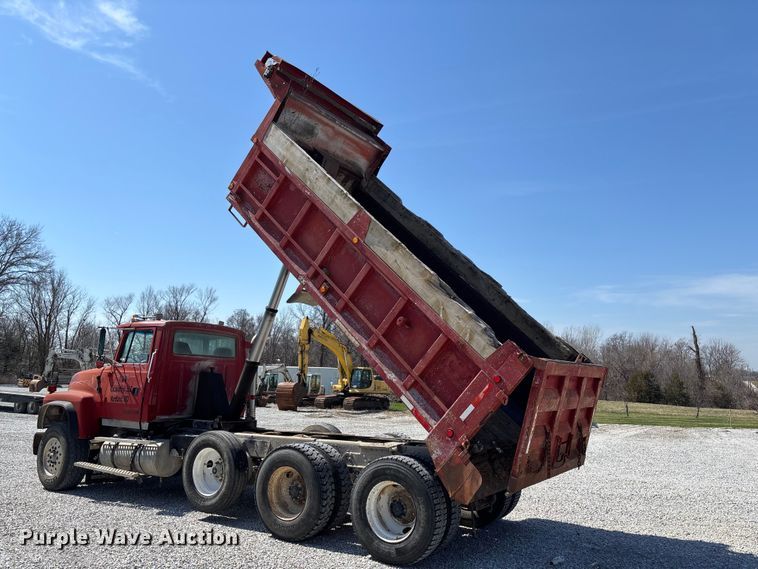 image for item FC5558 1995 Ford LT9000 dump truck
