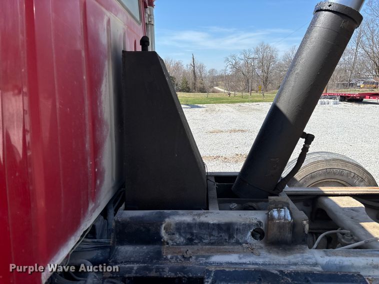 image for item FC5558 1995 Ford LT9000 dump truck