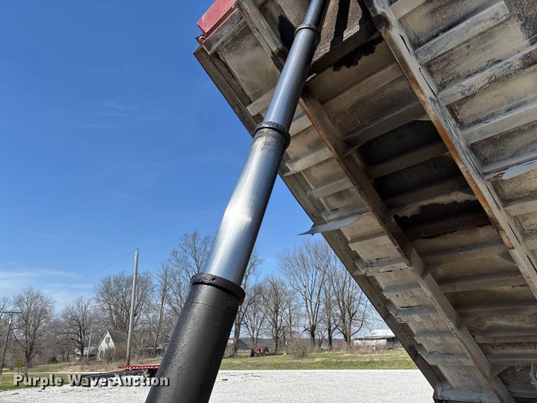 image for item FC5558 1995 Ford LT9000 dump truck