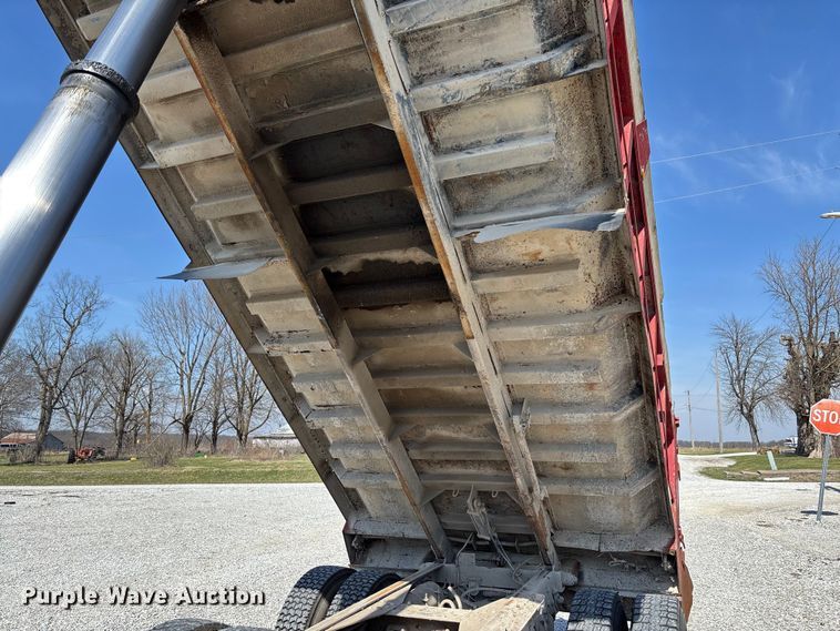 image for item FC5558 1995 Ford LT9000 dump truck