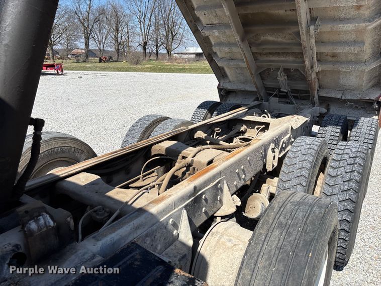 image for item FC5558 1995 Ford LT9000 dump truck