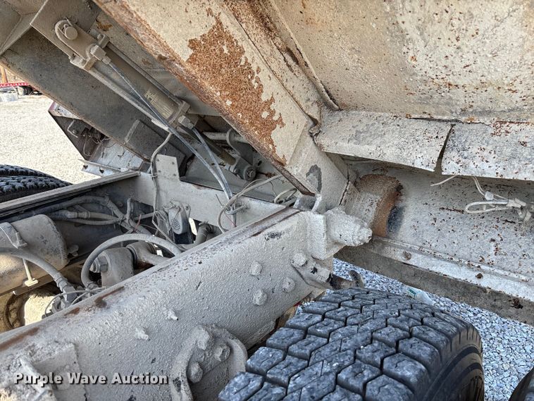 image for item FC5558 1995 Ford LT9000 dump truck
