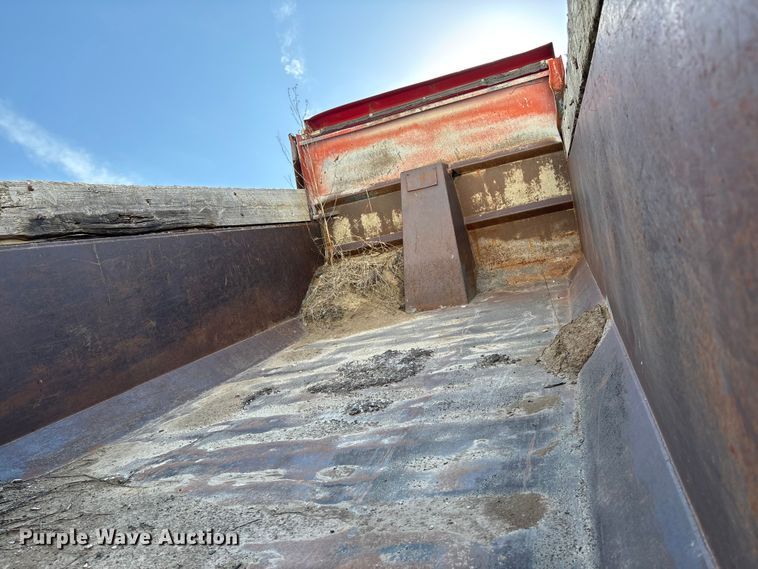 image for item FC5558 1995 Ford LT9000 dump truck