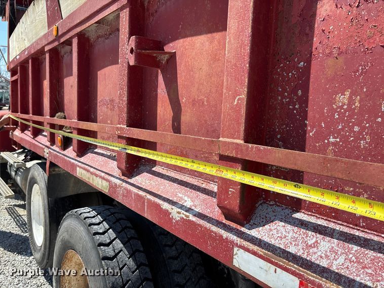 image for item FC5558 1995 Ford LT9000 dump truck