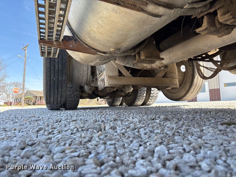 image for item FC5558 1995 Ford LT9000 dump truck