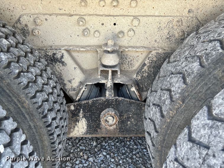 image for item FC5558 1995 Ford LT9000 dump truck