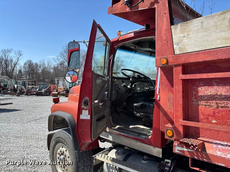 image for item FC5558 1995 Ford LT9000 dump truck