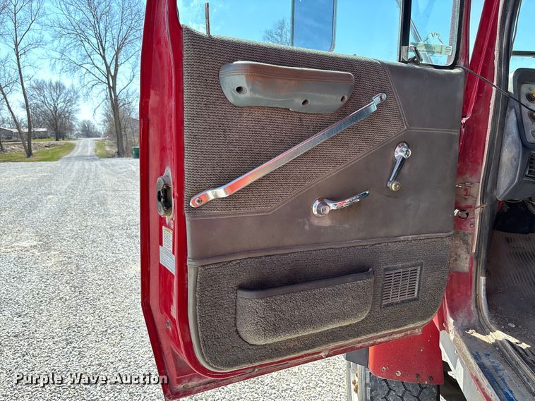 image for item FC5558 1995 Ford LT9000 dump truck