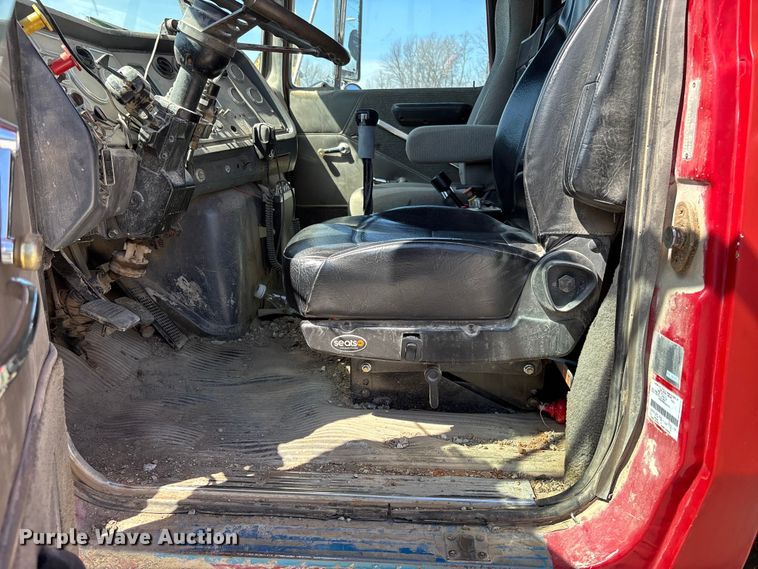 image for item FC5558 1995 Ford LT9000 dump truck