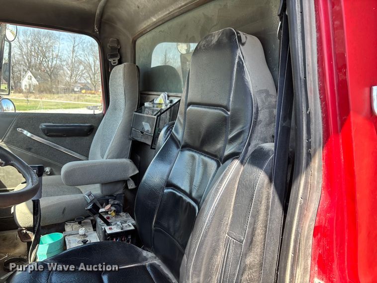 image for item FC5558 1995 Ford LT9000 dump truck