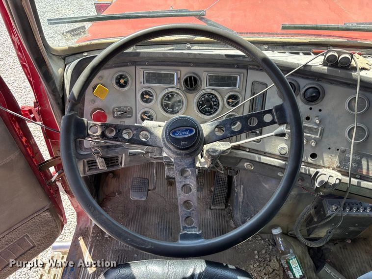 image for item FC5558 1995 Ford LT9000 dump truck