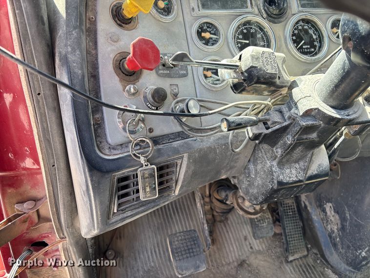 image for item FC5558 1995 Ford LT9000 dump truck