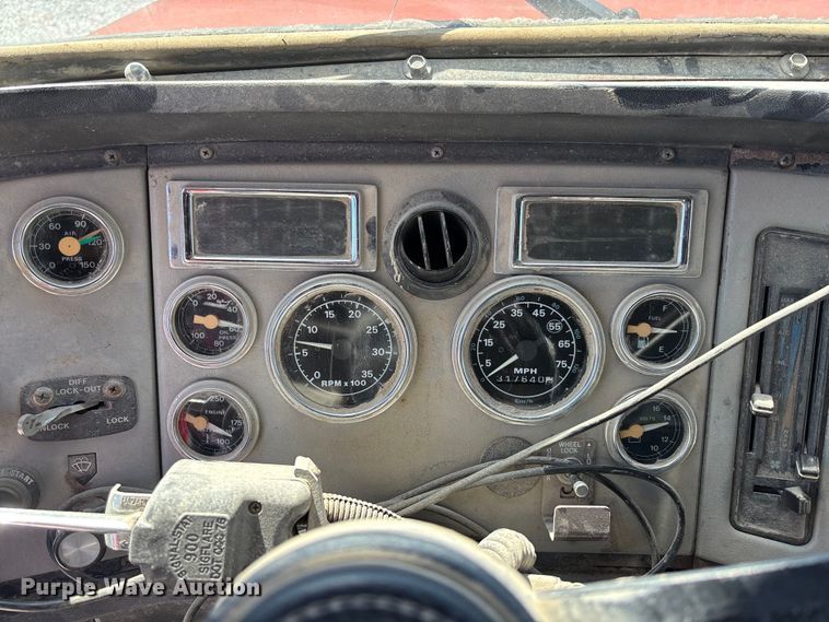 image for item FC5558 1995 Ford LT9000 dump truck