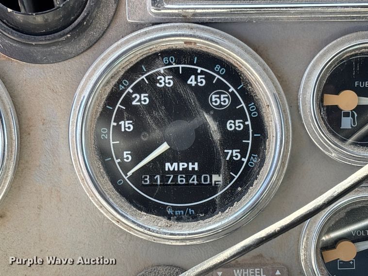 image for item FC5558 1995 Ford LT9000 dump truck