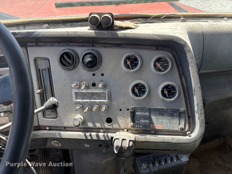 image for item FC5558 1995 Ford LT9000 dump truck