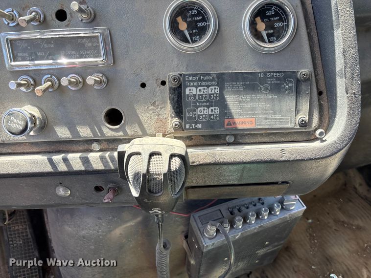 image for item FC5558 1995 Ford LT9000 dump truck