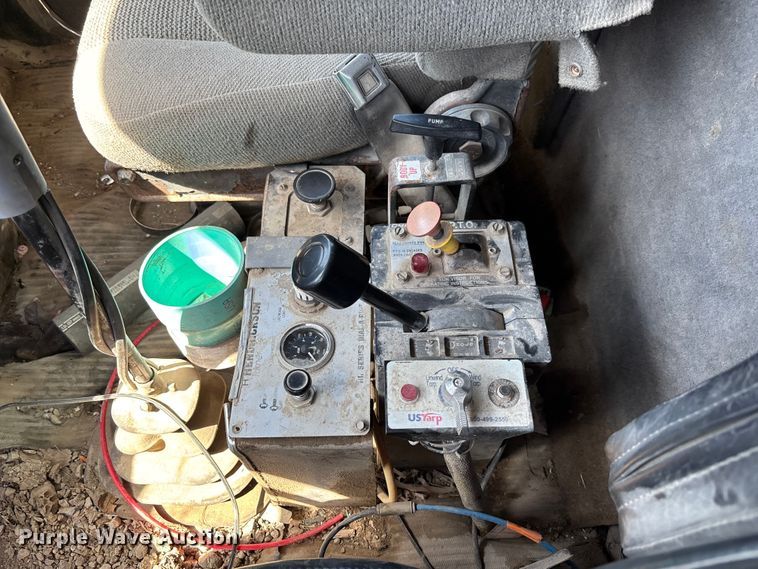 image for item FC5558 1995 Ford LT9000 dump truck