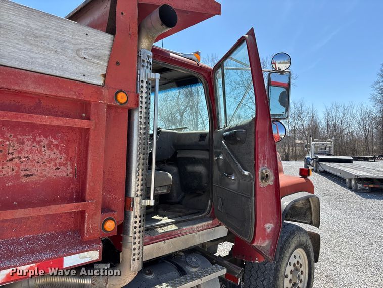 image for item FC5558 1995 Ford LT9000 dump truck