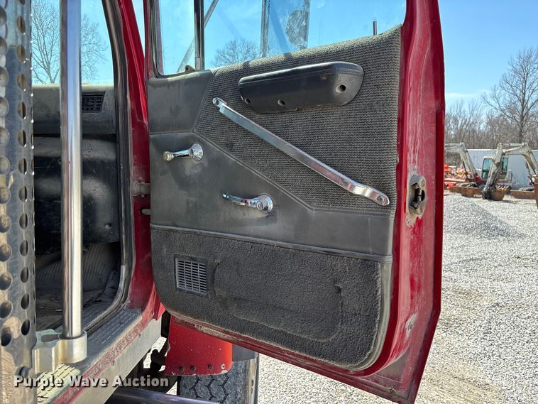 image for item FC5558 1995 Ford LT9000 dump truck