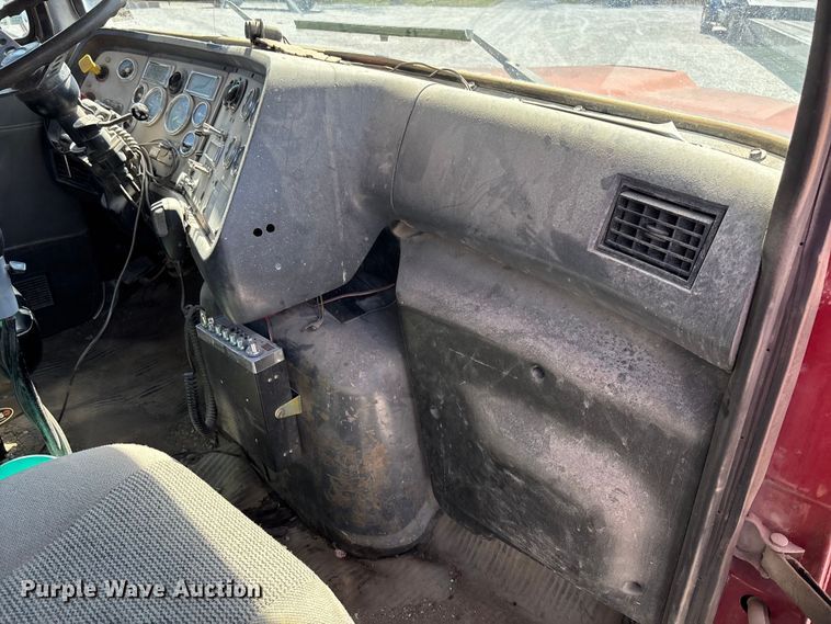 image for item FC5558 1995 Ford LT9000 dump truck