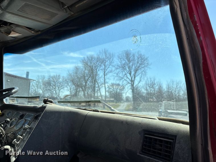 image for item FC5558 1995 Ford LT9000 dump truck