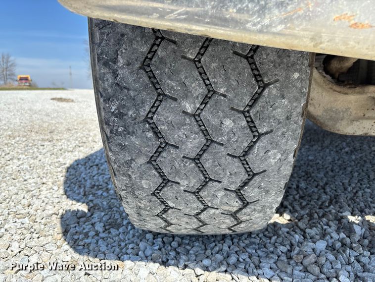 image for item FC5558 1995 Ford LT9000 dump truck