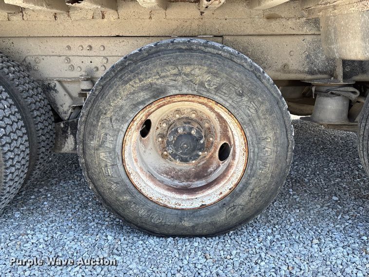 image for item FC5558 1995 Ford LT9000 dump truck