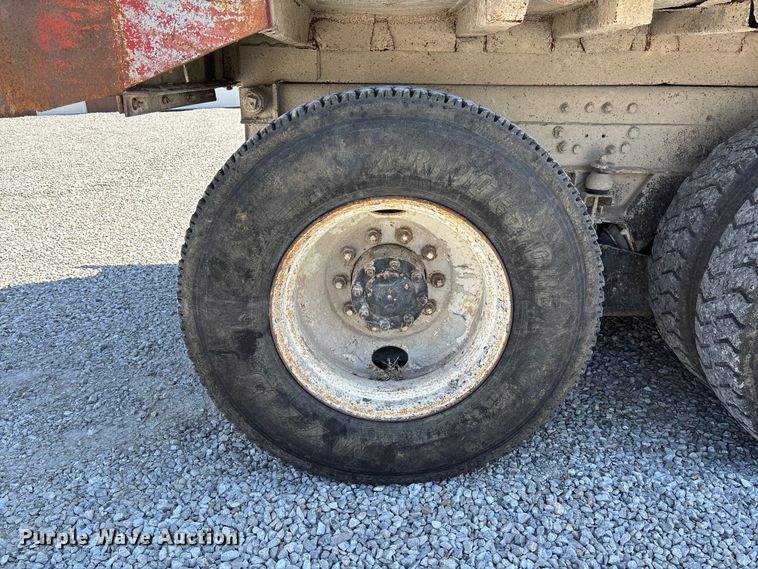 image for item FC5558 1995 Ford LT9000 dump truck