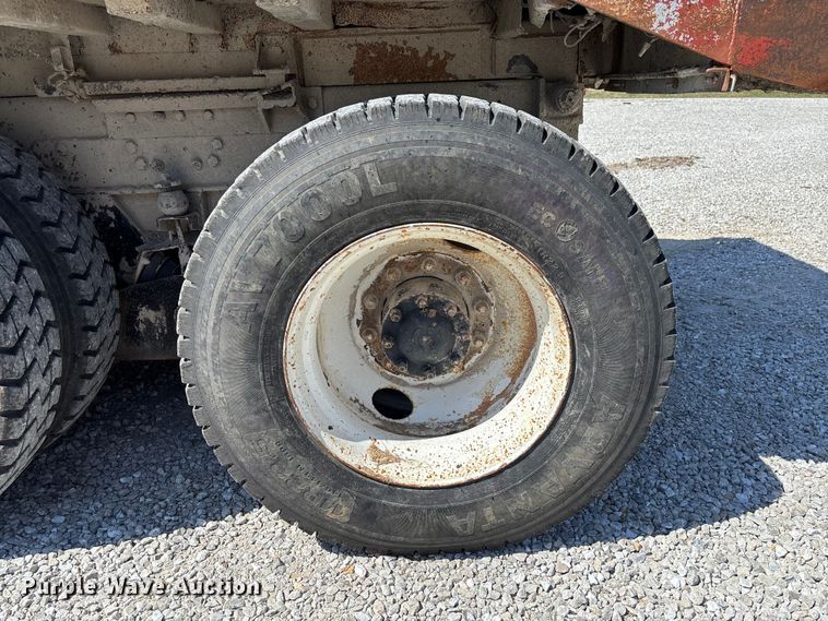 image for item FC5558 1995 Ford LT9000 dump truck