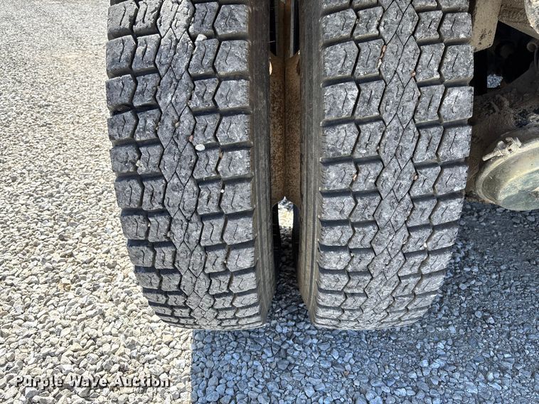 image for item FC5558 1995 Ford LT9000 dump truck