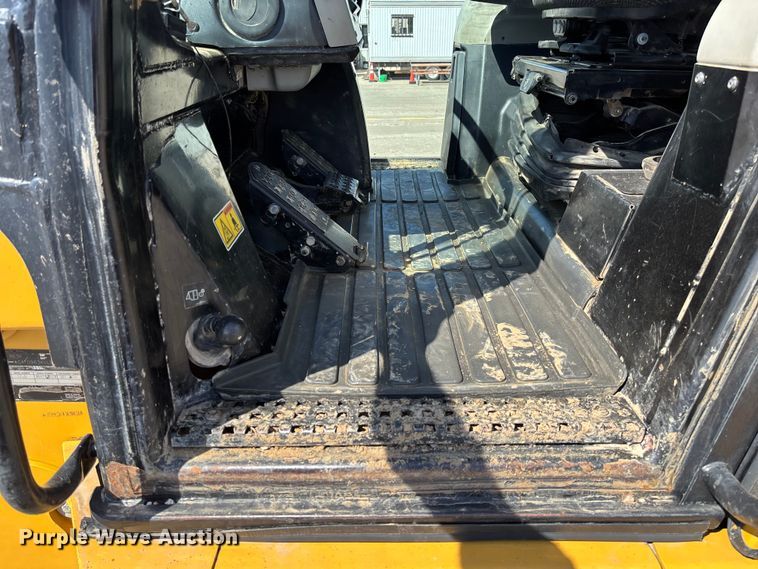 image for item FC5570 2018 Caterpillar 963K track loader