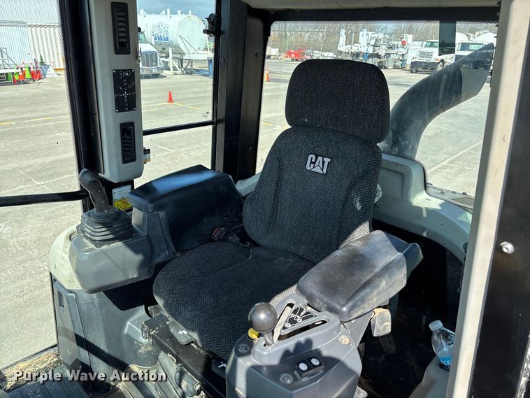 image for item FC5570 2018 Caterpillar 963K track loader