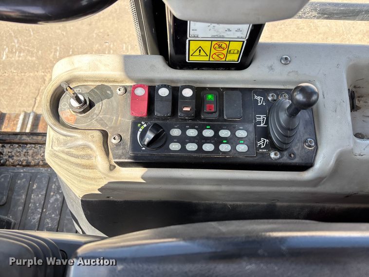 image for item FC5570 2018 Caterpillar 963K track loader