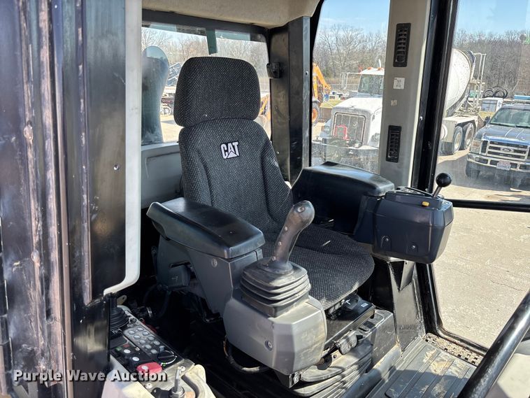 image for item FC5570 2018 Caterpillar 963K track loader