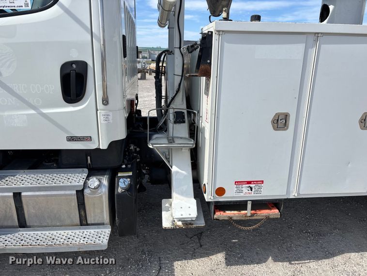 image for item FG0198 2011 Freightliner M2 bucket truck