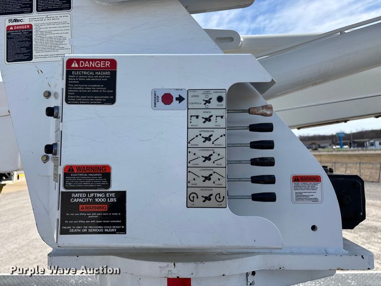 image for item FG0198 2011 Freightliner M2 bucket truck